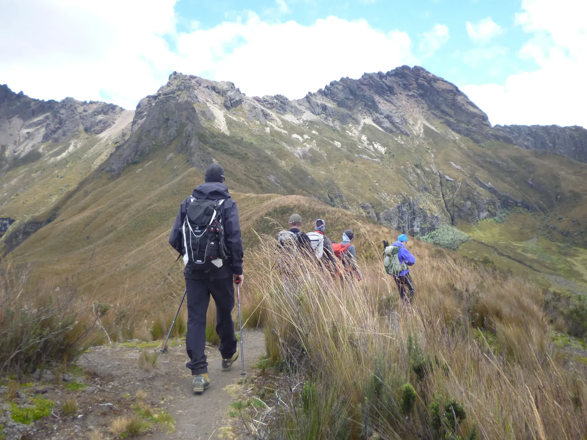 Eine Hauser Reisegruppe beim Trekking auf einem schmalen Pfad zum Gipfel des Vulkans Rumiñahui in Ecuador.