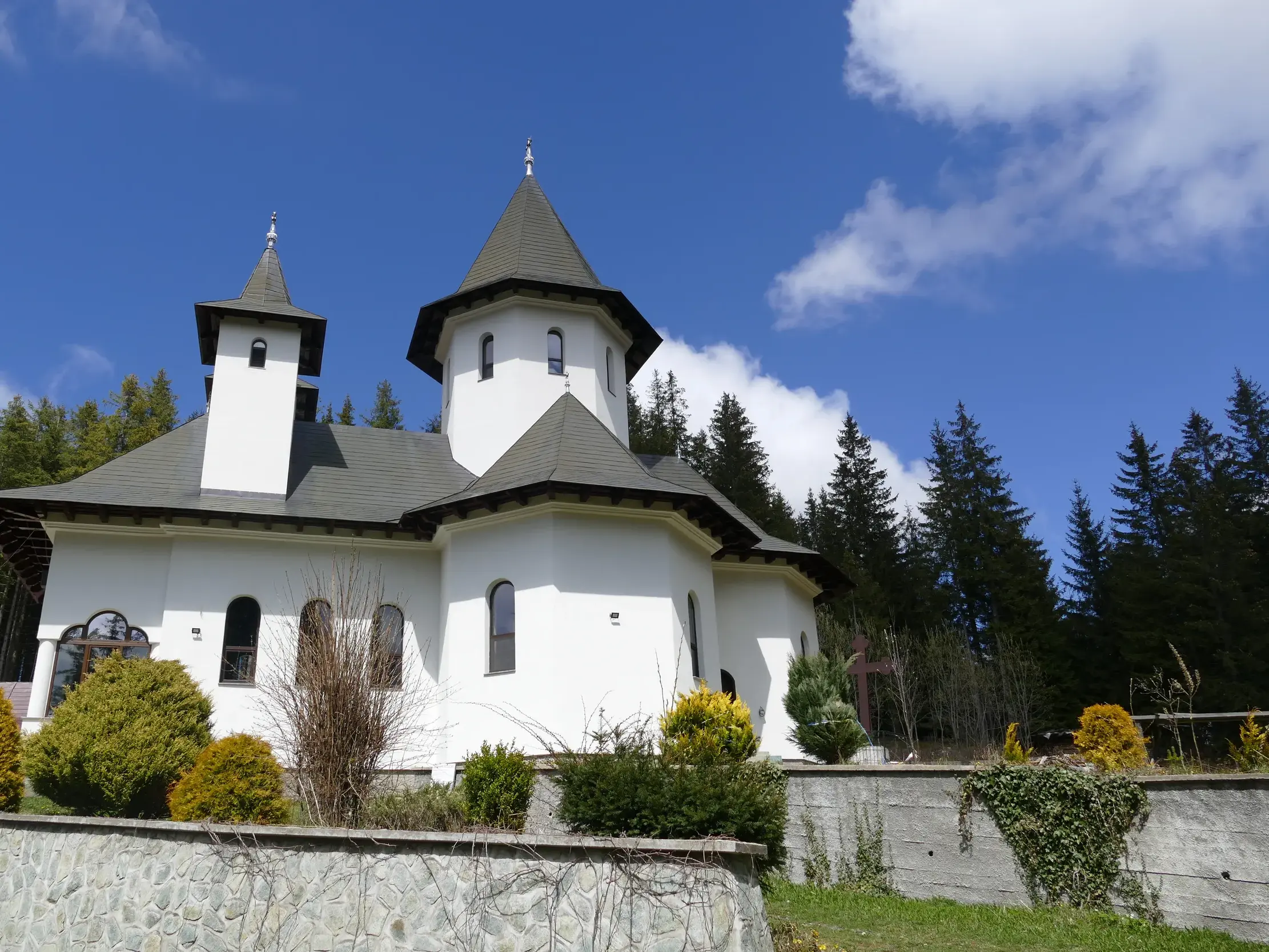Die weiße Klosterklause La Schit in Paltinis im Cindrel-Gebirge während einer Wanderung in den rumänischen Karpaten.