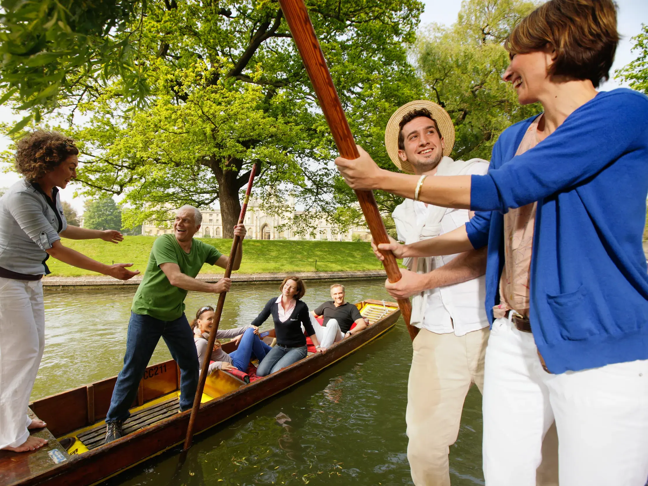 Eine gut gelaunte Studiosus Reisegruppe bei einer Bootsfahrt mit einem Punt auf dem River Cam in der Universitätsstadt Cambridge.