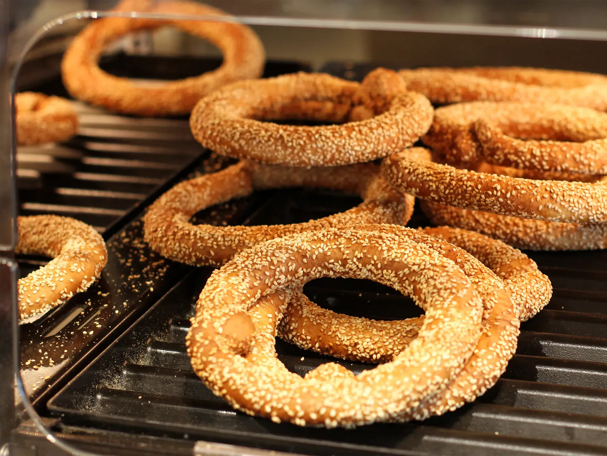Goldbraune zypriotische Sesamringe, eine typische Gebäckspezialität, liegen auf einem Buffet auf Zypern aus.