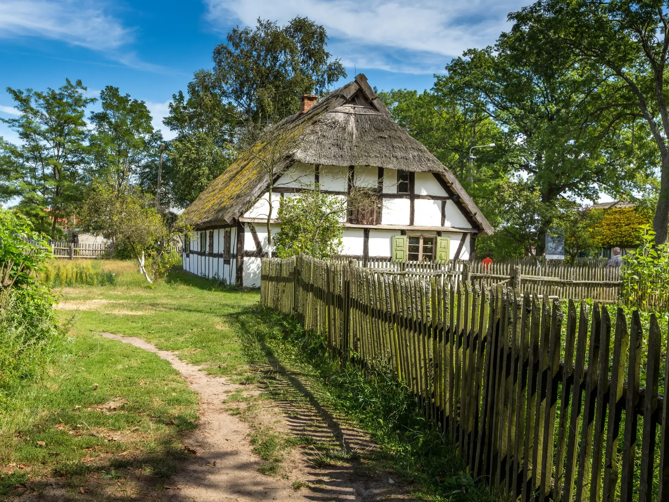Historisches Fachwerkhaus mit Reetdach im Slowinzischen Freilichtmuseum in Kluki an der polnischen Ostseeküste.