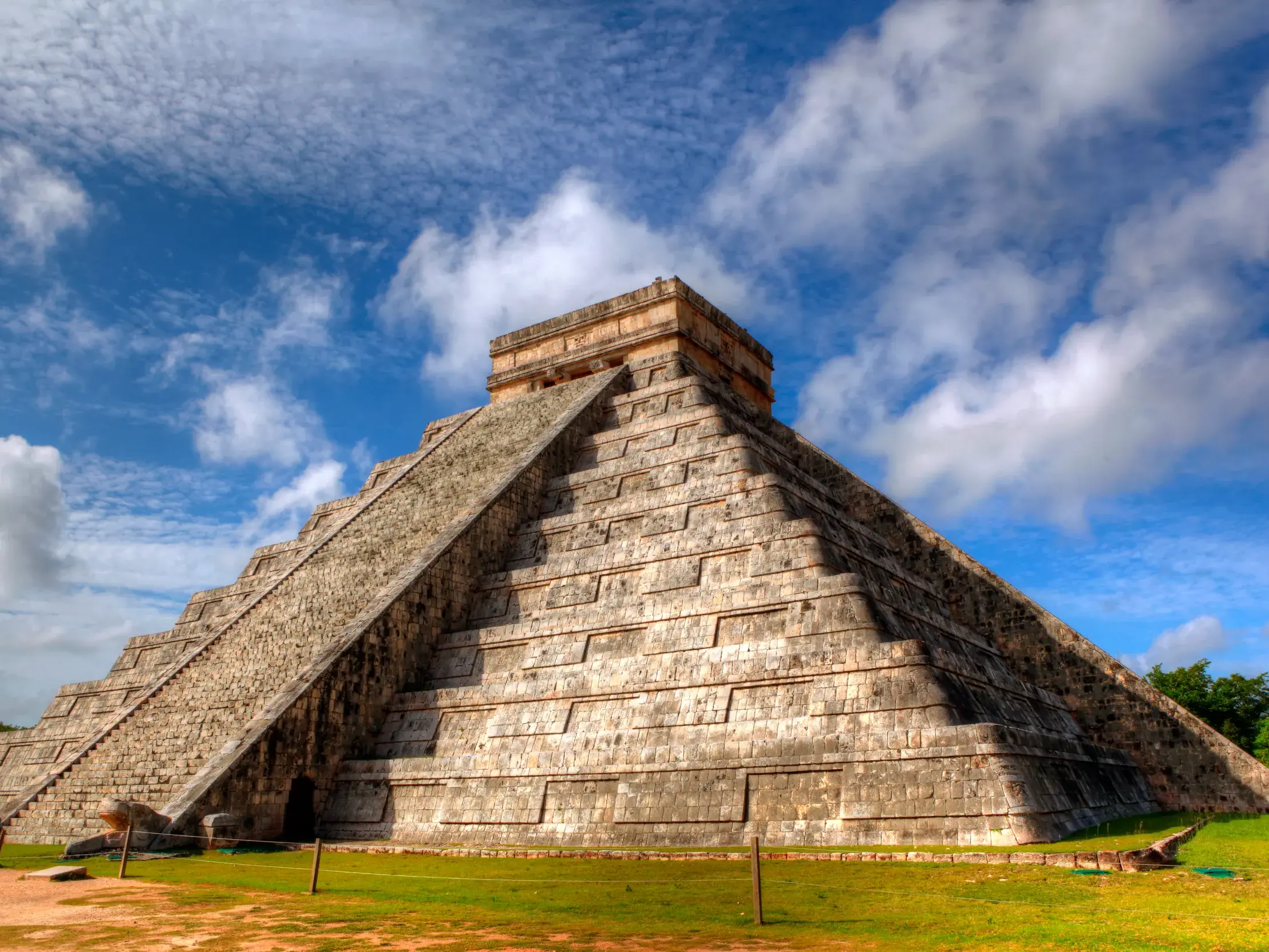 Die steinerne Stufenpyramide des Kukulcán in Chichén Itzá, UNESCO-Welterbe, bei strahlendem Sonnenschein.