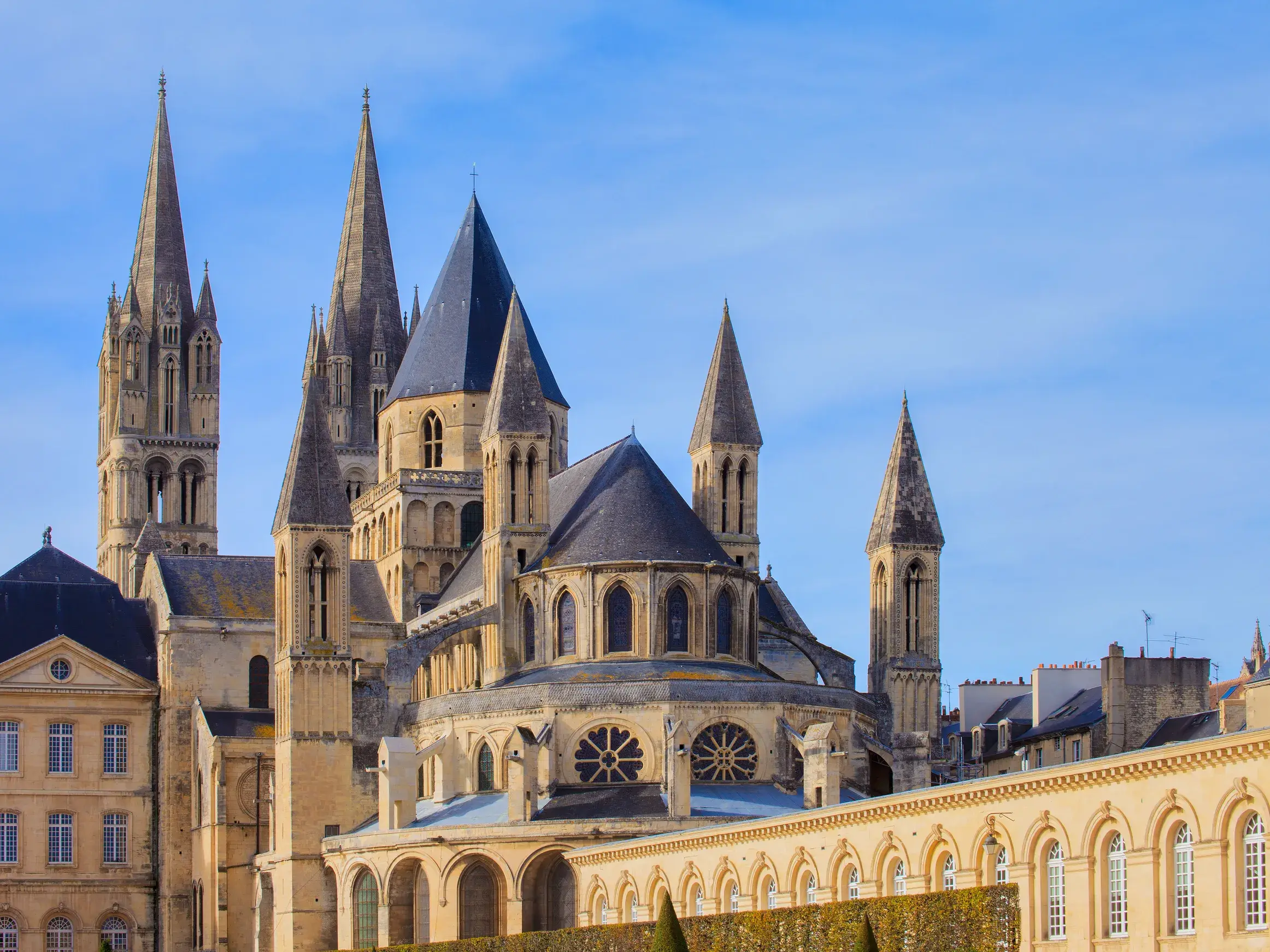 Sonnige Außenansicht der historischen Abbaye aux Hommes in Caen, Grabstätte von Wilhelm dem Eroberer in der Normandie.
