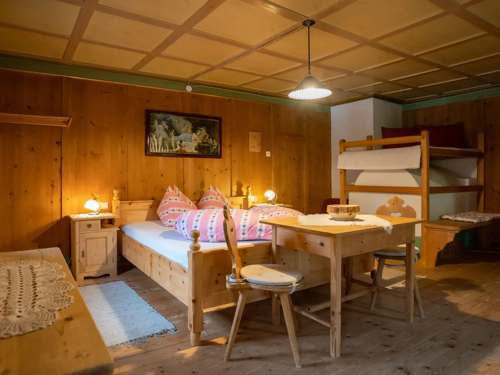 Gemütliches, holzgetäfeltes Zimmer mit traditionellen Möbeln im denkmalgeschützten Wurzerhof im Villgratental.