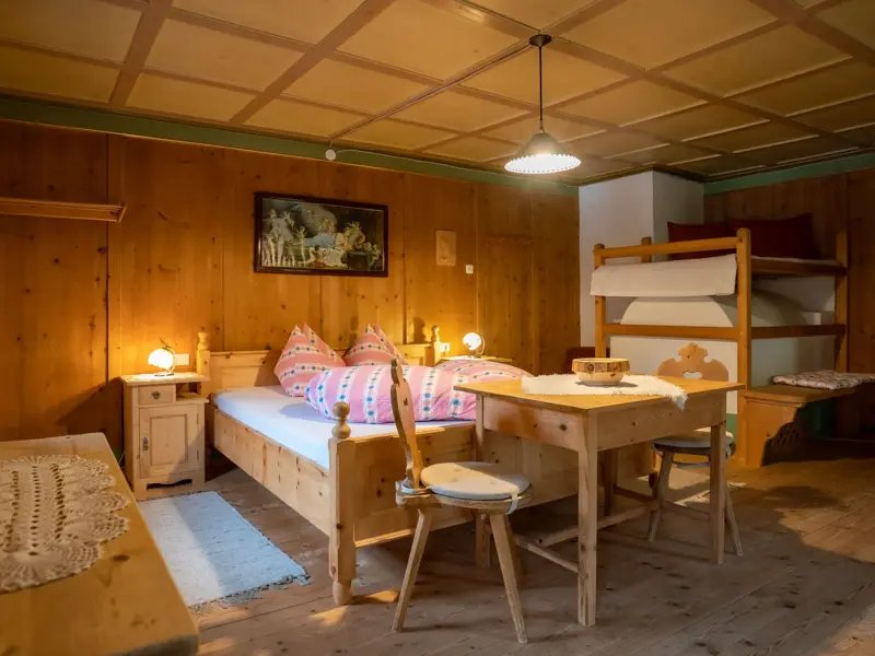 Gemütliches, holzgetäfeltes Zimmer mit traditionellen Möbeln im denkmalgeschützten Wurzerhof im Villgratental.