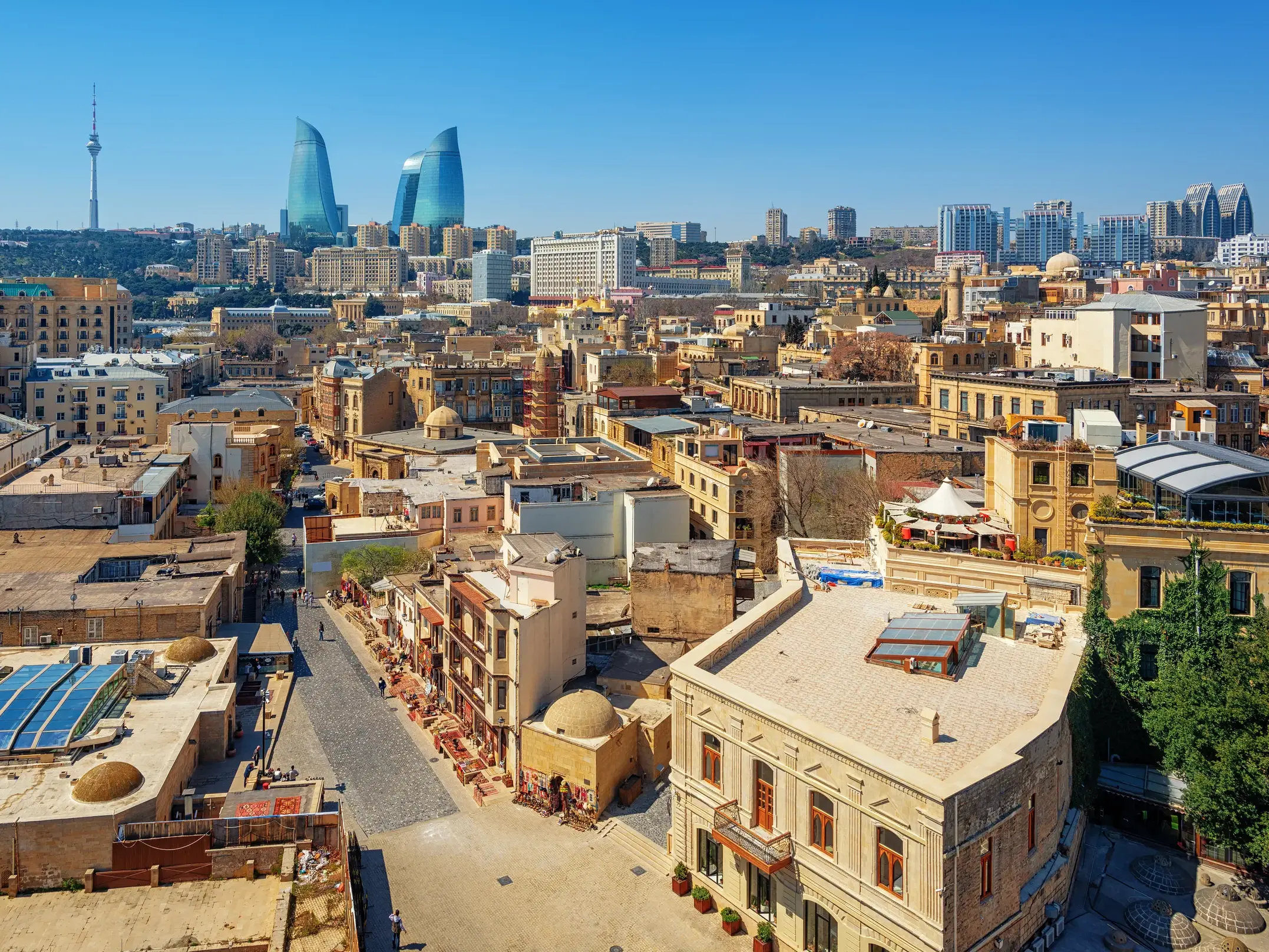 Panoramablick über die historische Altstadt von Baku mit den modernen Flame Towers und dem Fernsehturm am Horizont in Aserbaidschan.