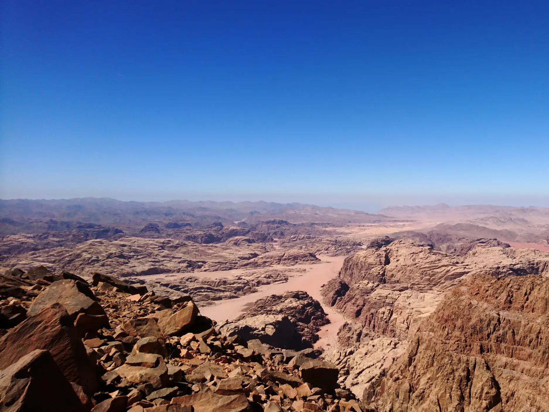 Weite Aussicht vom Gipfel des Dschabal Umm ad-Dami über die Wüste Wadi Rum in Jordanien mit Blick bis nach Saudi-Arabien.
