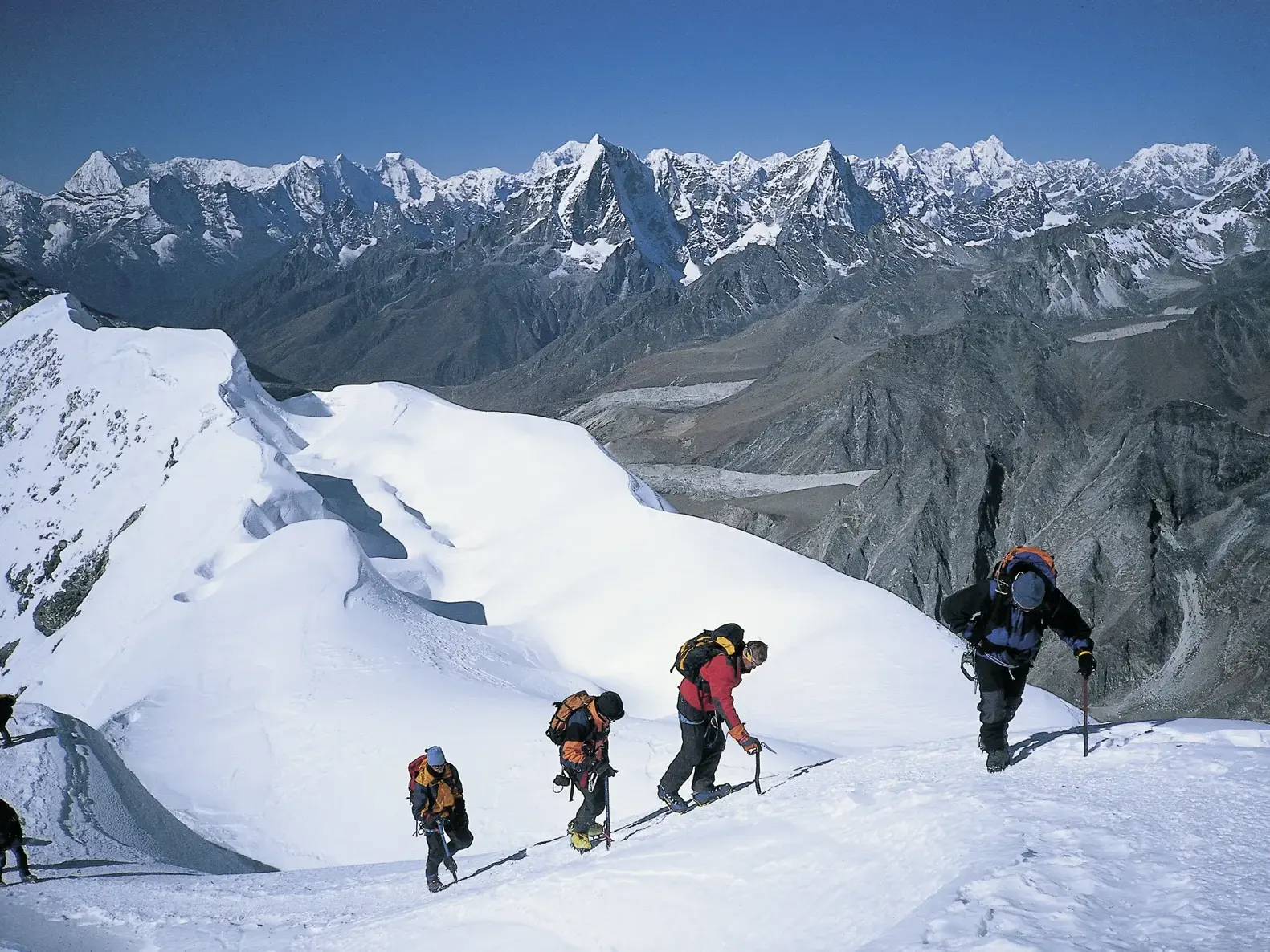 Trekking-Gruppe auf dem schneebedeckten Grat beim Aufstieg zum Island Peak mit Panorama auf die Himalaya-Gipfel Nepals.