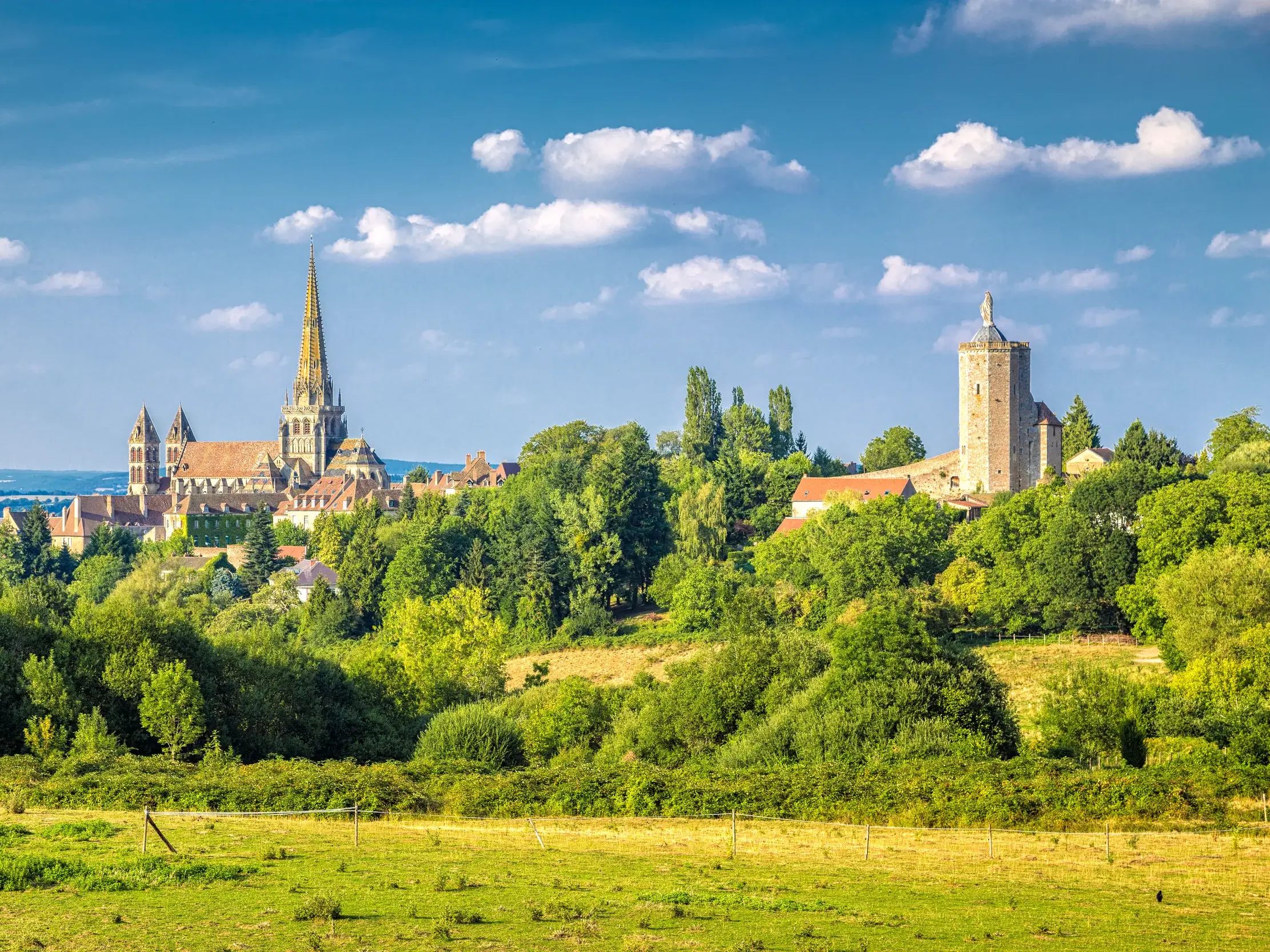 Die gotische Kathedrale St-Lazare von Autun und die Tour des Ursulines thronen über der grünen Landschaft des Burgunds.