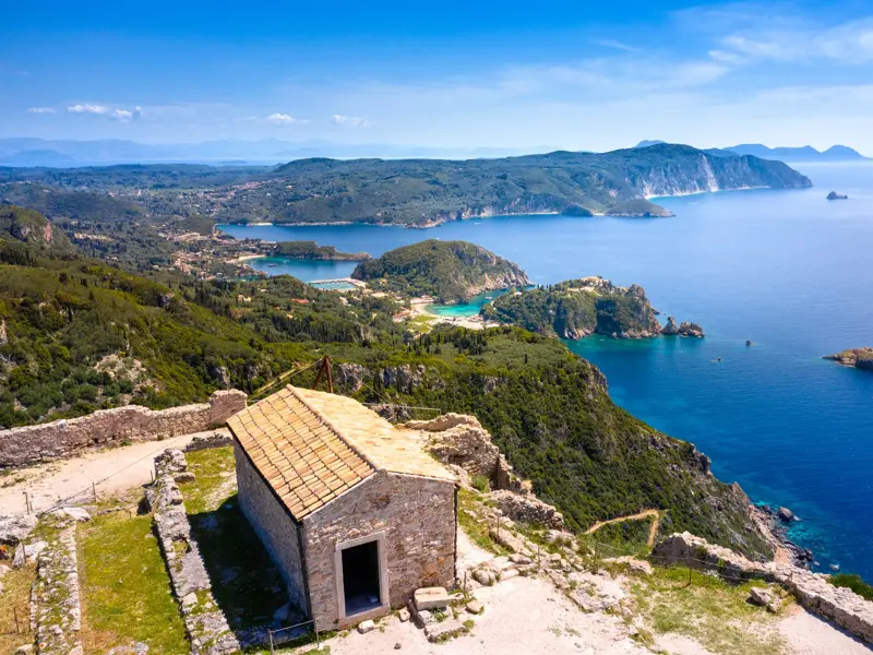 Kapelle in den Ruinen der Festung Angelokastro mit Panoramablick über die grüne Westküste von Korfu am Ionischen Meer.