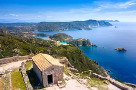 Kapelle in den Ruinen der Festung Angelokastro mit Panoramablick über die grüne Westküste von Korfu am Ionischen Meer.