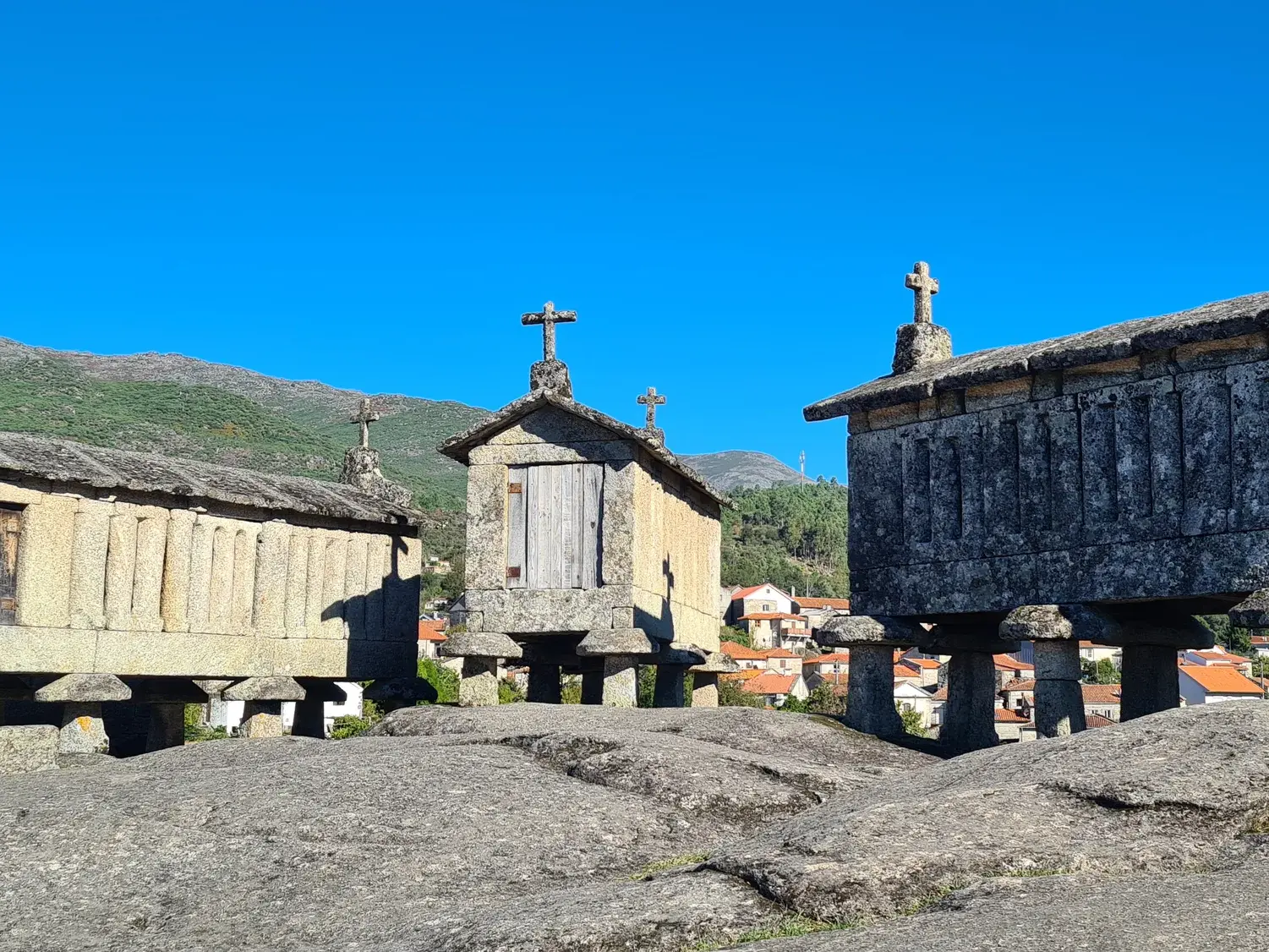Historische Espigueiros in Soajo, steinerne Kornspeicher auf Stelzen, im Nationalpark Peneda-Gerês in Nordportugal.