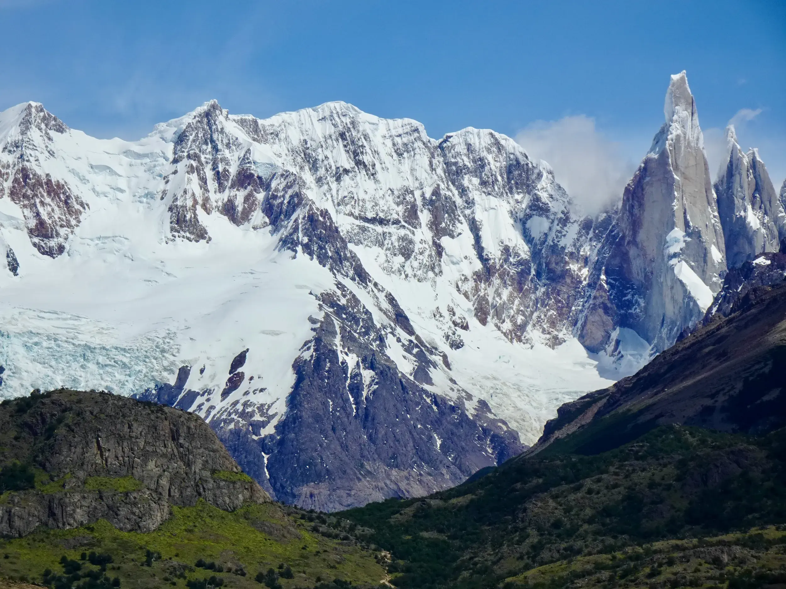 Auf einer Trekkingtour bei El Chaltén eröffnet sich der Blick auf den ikonischen Cerro Torre und seine vergletscherten Nachbarn.