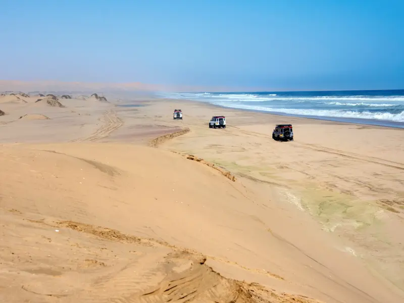 Am weiten Sandstrand der Skelettküste Namibias neben dem Atlantik.