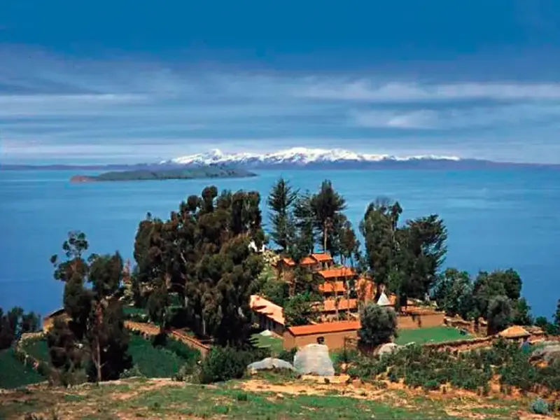 Die Eco Lodge Posada del Inca auf der Sonneninsel am Titicacasee mit weitem Blick auf die schneebedeckte Königskordillere.