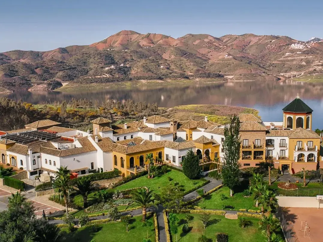 Idyllische Anlage des Hotel La Viñuela & Spa mit Garten, am Ufer eines Stausees im bergigen Hinterland von Andalusien.