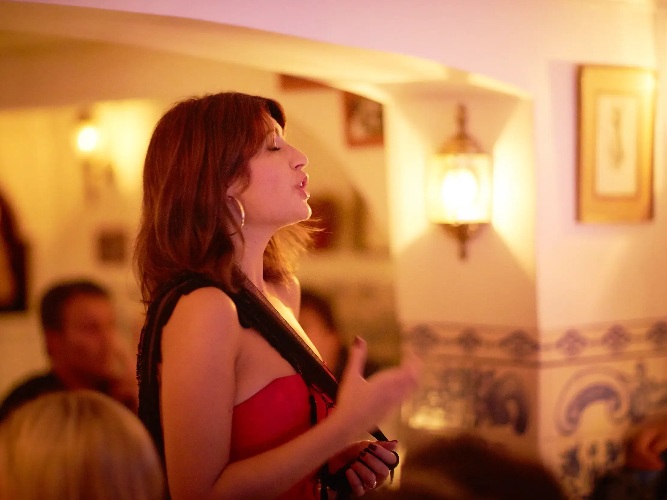 Eine portugiesische Sängerin präsentiert den traditionellen Fado de Coimbra bei einer exklusiven Live-Vorführung für die Reisegruppe.