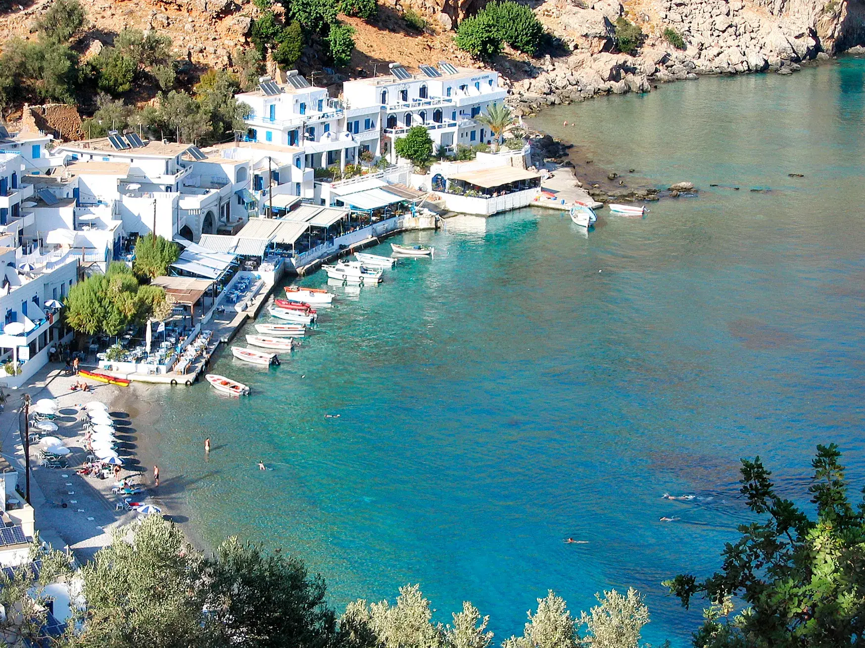 Das malerische Fischerdorf Loutro an Kretas Südküste mit seinen weißen Häusern, Tavernen und der türkisfarbenen Bucht.