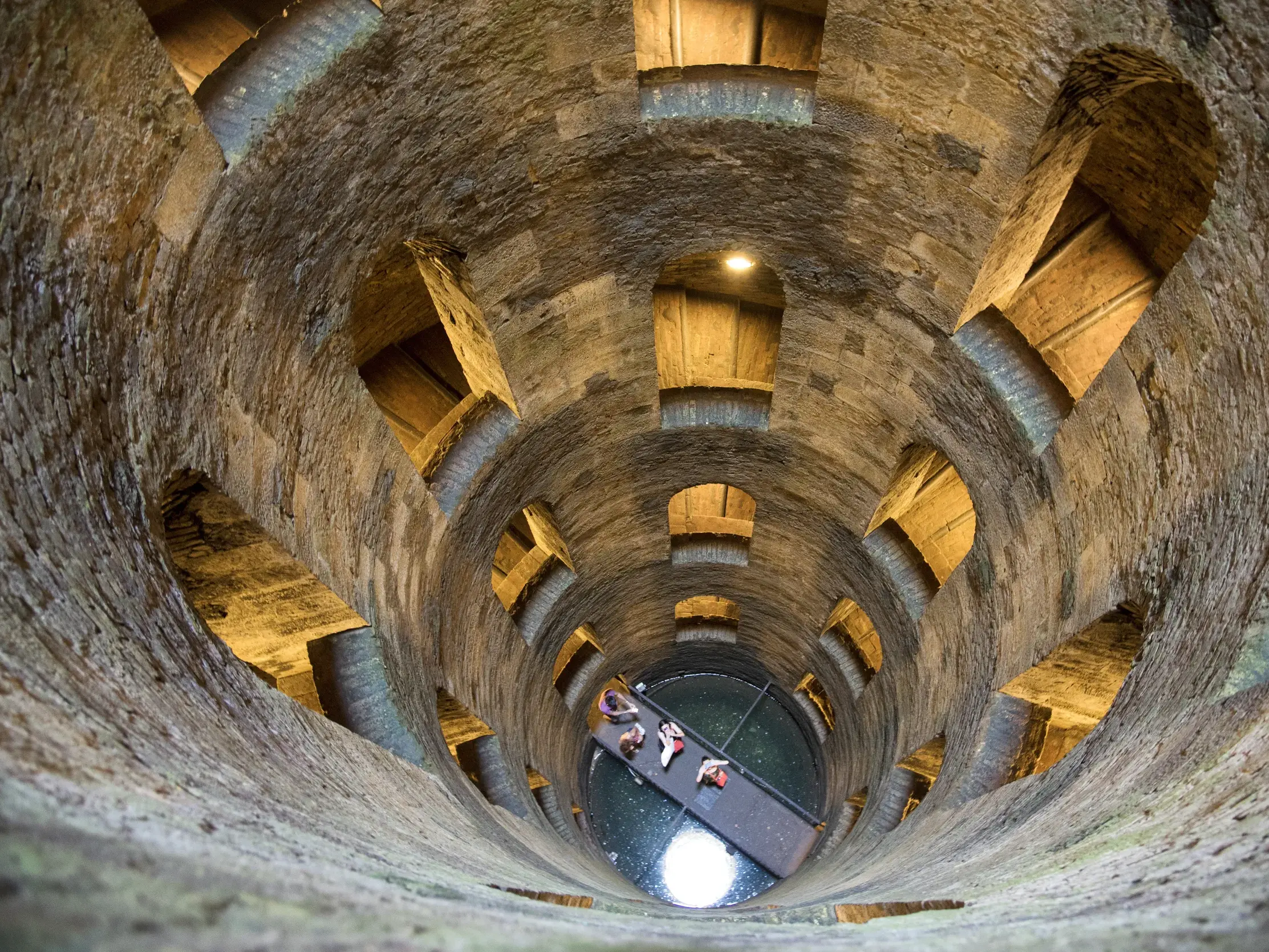 Blick von oben in den historischen Brunnen Pozzo di San Patrizio in Orvieto mit seiner beeindruckenden Doppelwendeltreppe.