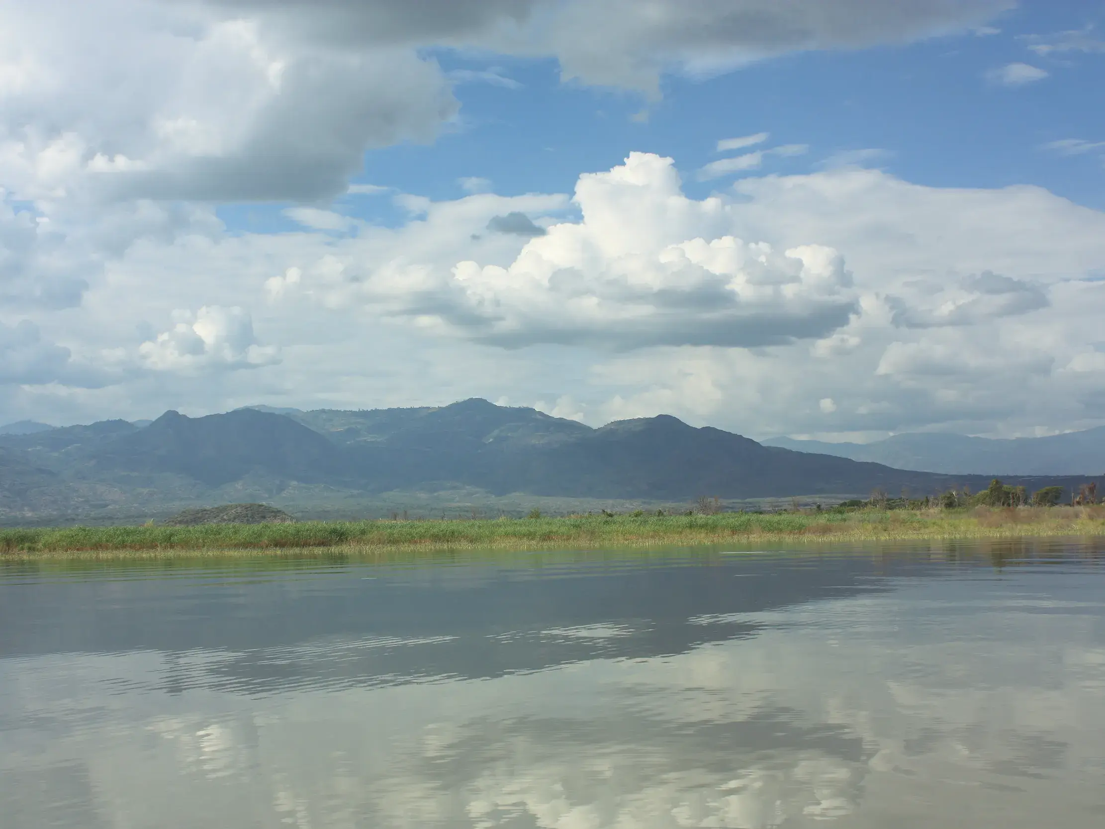 Weite Wasserfläche des Chamo-Sees in Äthiopien, im Hintergrund erheben sich Berge des Großen Afrikanischen Grabenbruchs.
