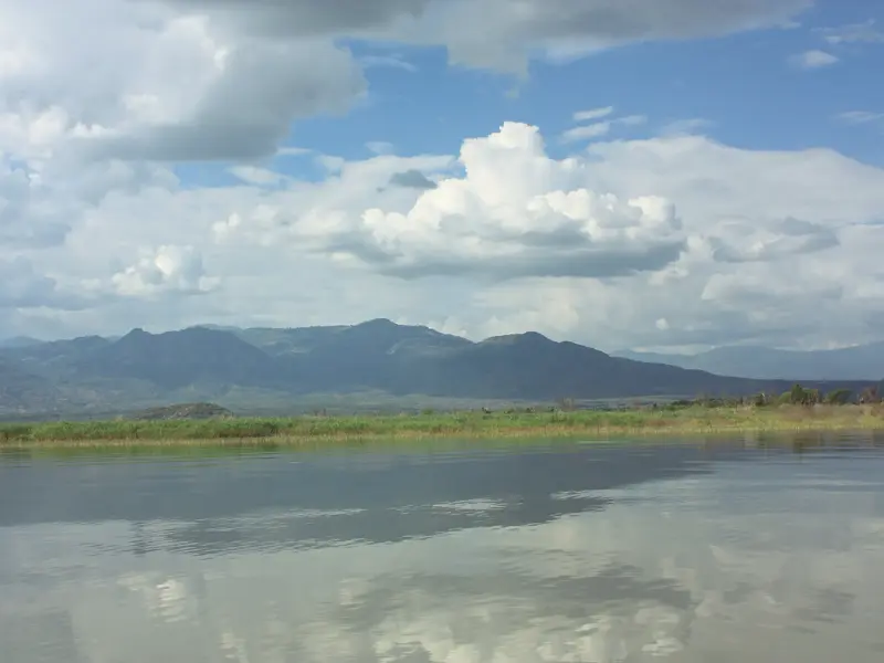 Weite Wasserfläche des Chamo-Sees in Äthiopien, im Hintergrund erheben sich Berge des Großen Afrikanischen Grabenbruchs.