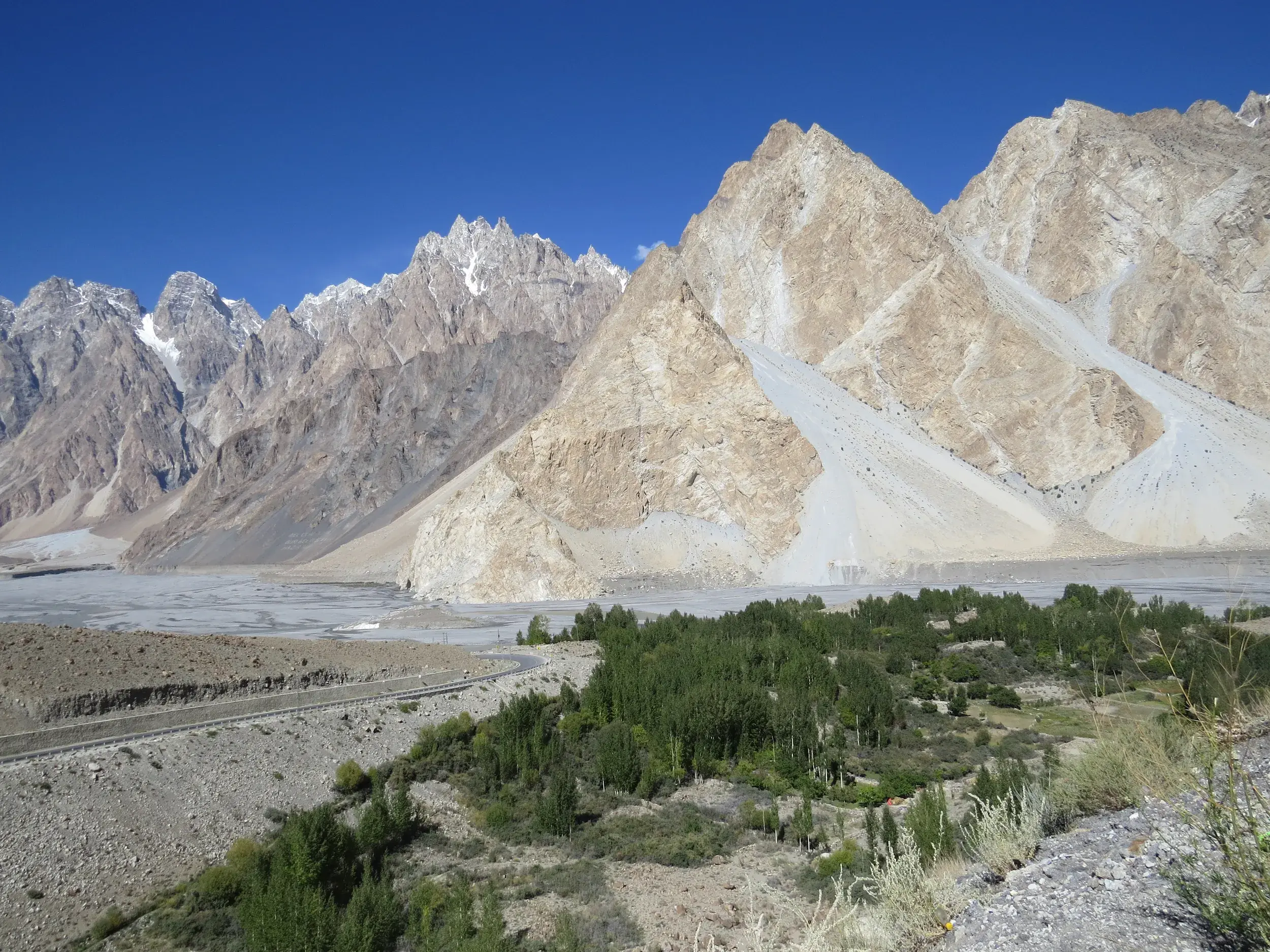 Trekking in Pakistan: Panoramablick auf die spitzen Gipfel der Passu Peaks im Hunzatal entlang des Karakorum Highway.