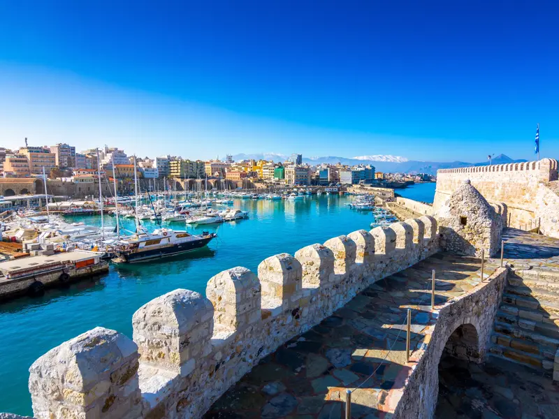 Blick von der historischen Koules-Festung auf den venezianischen Hafen von Heraklion auf Kreta bei strahlend blauem Himmel.