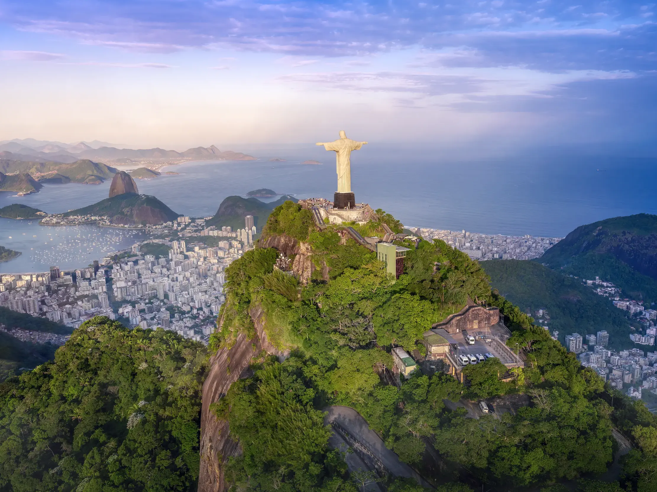 Luftaufnahme der Christusstatue auf dem Corcovado mit Panoramablick auf Rio de Janeiro, Zuckerhut und Guanabara-Bucht.