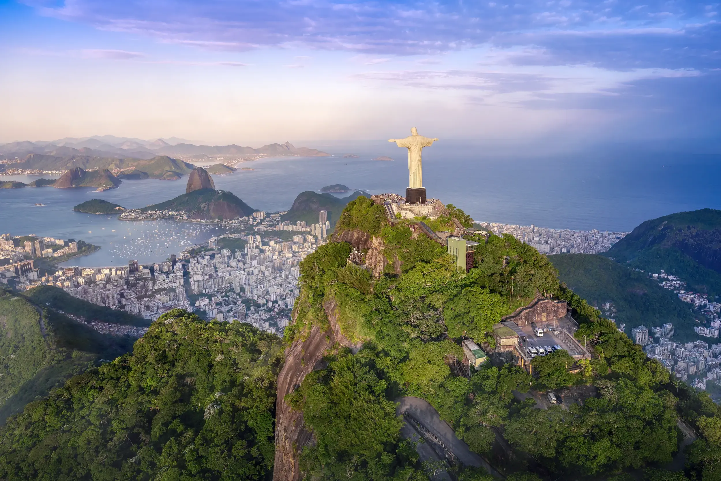 Luftaufnahme der Christusstatue auf dem Corcovado mit Panoramablick auf Rio de Janeiro, Zuckerhut und Guanabara-Bucht.