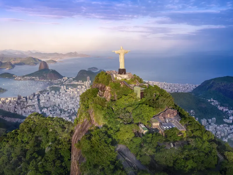 Luftaufnahme der Christusstatue auf dem Corcovado mit Panoramablick auf Rio de Janeiro, Zuckerhut und Guanabara-Bucht.