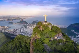 Luftaufnahme der Christusstatue auf dem Corcovado mit Panoramablick auf Rio de Janeiro, Zuckerhut und Guanabara-Bucht.
