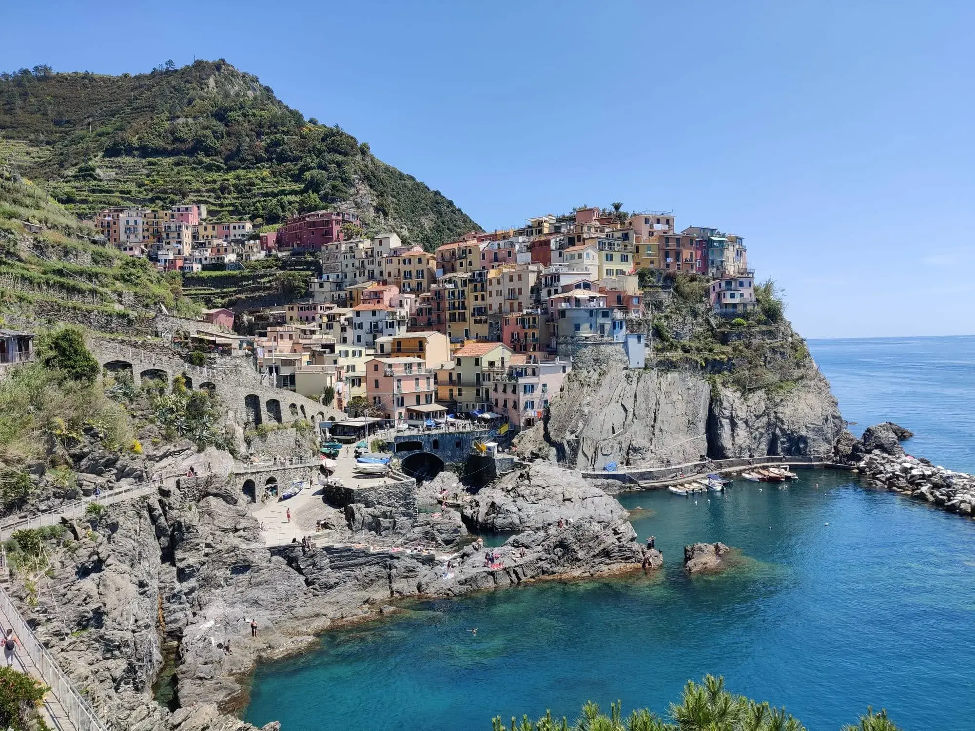 Panoramablick auf das malerische Dorf Manarola mit seinen bunten Häusern an der Steilküste der Cinque Terre in Ligurien.