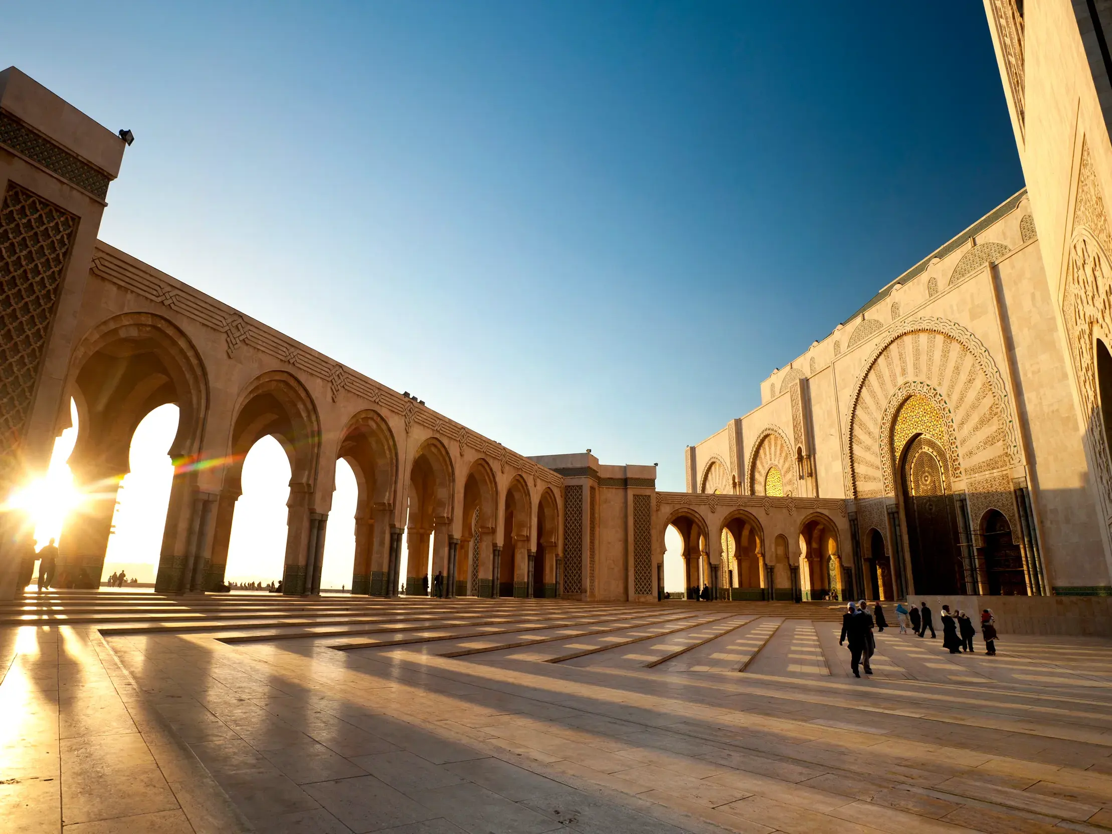Der weite Innenhof der Hassan-II.-Moschee in Casablanca, wo wir zu Beginn unserer Rundreise einen Fotostopp einlegen.