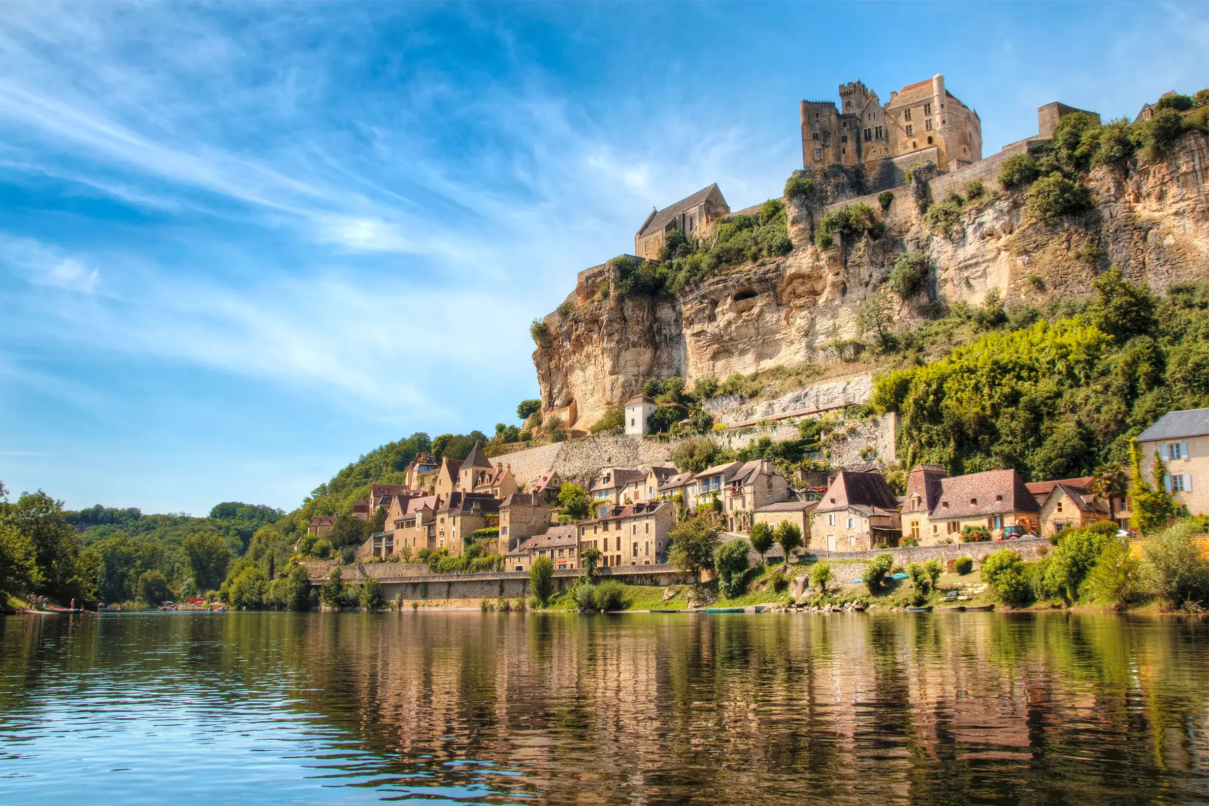 Malerischer Blick vom Fluss Dordogne auf das Dorf Beynac-et-Cazenac, das von seiner Burg bewacht wird.