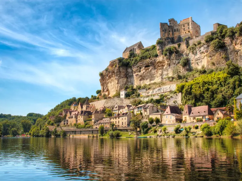 Malerischer Blick vom Fluss Dordogne auf das Dorf Beynac-et-Cazenac, das von seiner Burg bewacht wird.