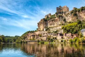 Malerischer Blick vom Fluss Dordogne auf das Dorf Beynac-et-Cazenac, das von seiner Burg bewacht wird.