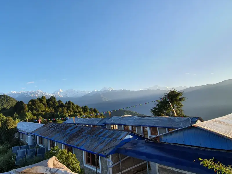 Blick von einer Trekking-Lodge in der Helambu-Region auf die schneebedeckte Bergkette des Jugal Himal in Nepal.
