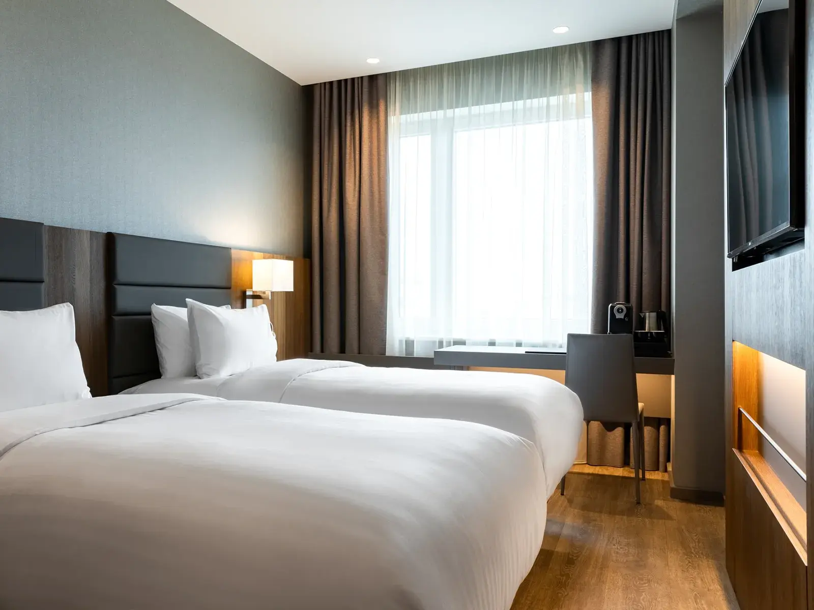Einladendes Doppelzimmer eines komfortablen, zentralen Hotels in Riga  während der Studiosus-Städtereise durch das Baltikum.