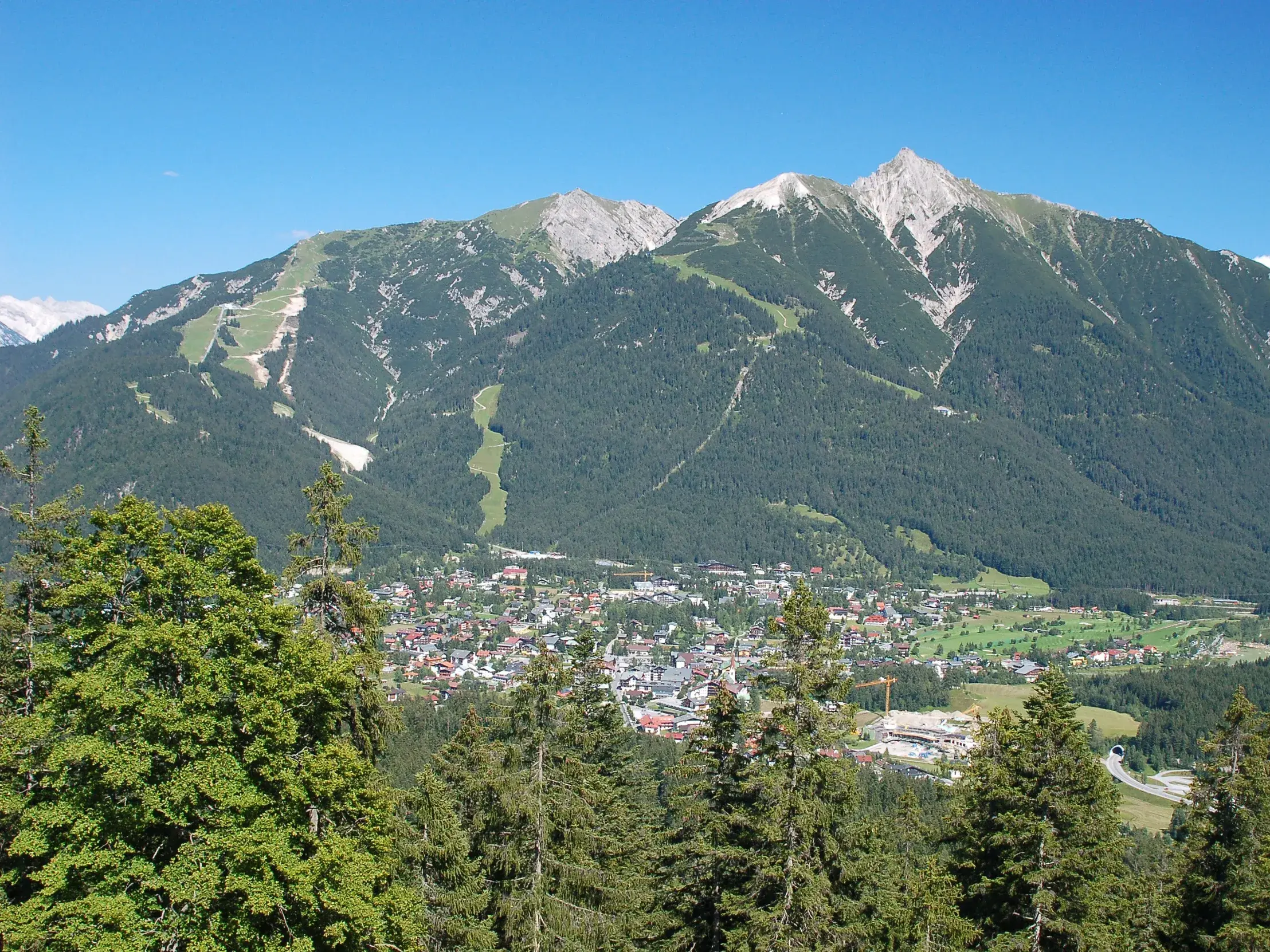 Panoramablick von den Höhenwegen über Seefeld auf die markanten Gipfel des Karwendelgebirges im Tiroler Inntal.