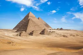 Die imposanten Pyramiden von Gizeh ragen bei strahlendem Sonnenschein aus der ägyptischen Wüste nahe Kairo empor.