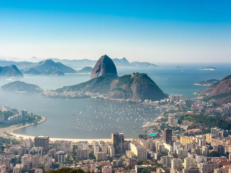 Weitblick auf den Zuckerhut und die Guanabara-Bucht in Rio de Janeiro bei strahlend blauem Himmel von einem Aussichtspunkt.