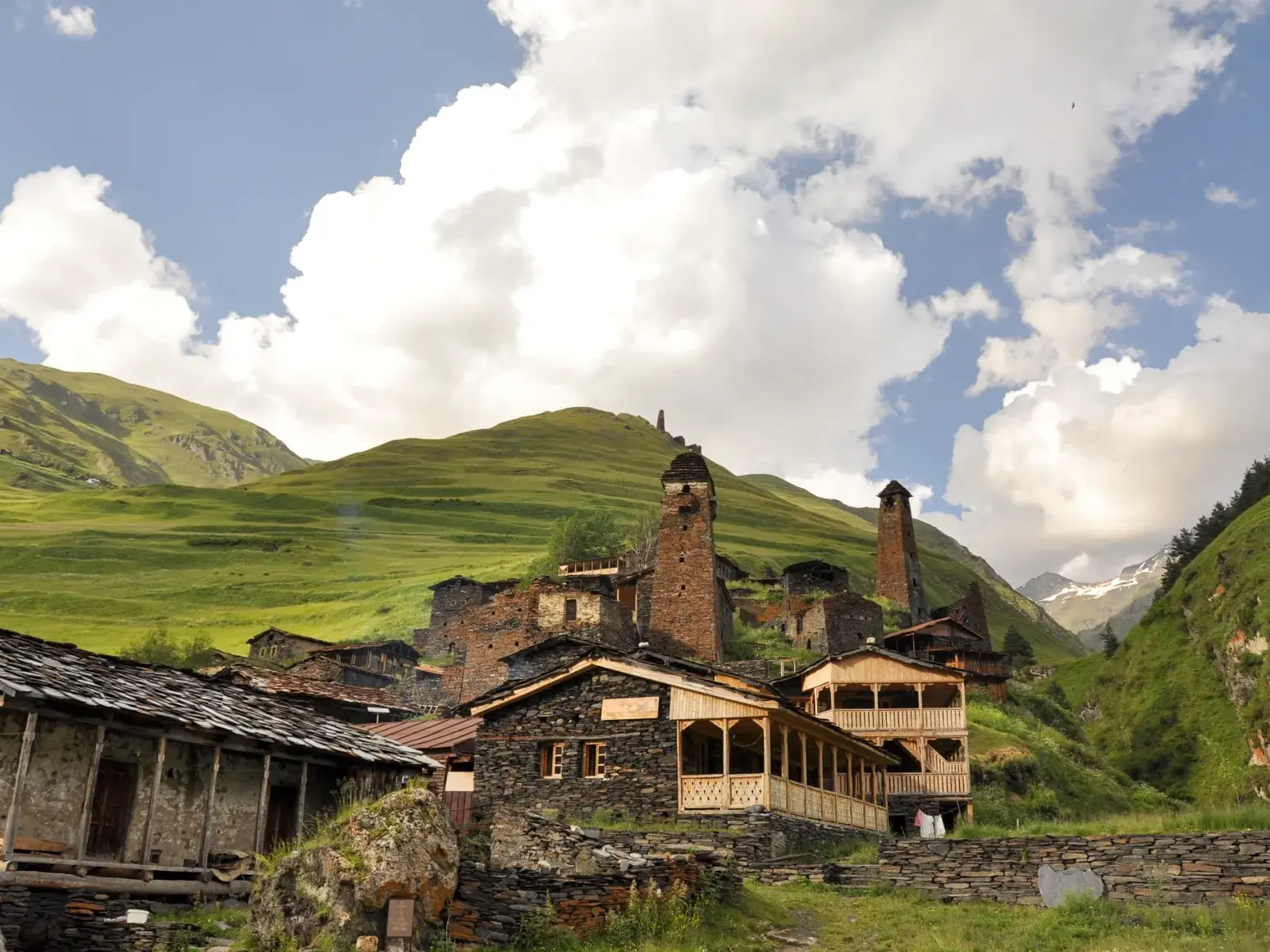 Rustikale Steinhäuser und Wehrtürme des UNESCO-Welterbes Uschguli in den grünen Bergen von Swanetien, Georgien.