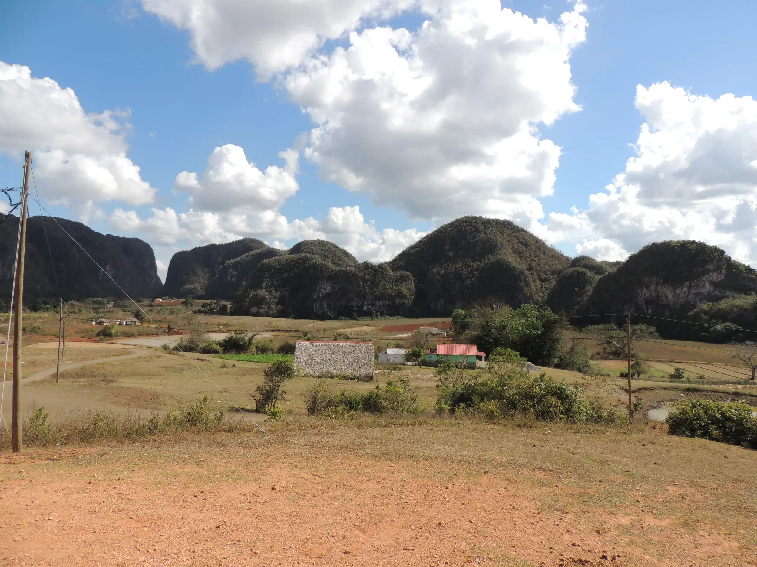 Panoramablick auf die einzigartigen, grünen Mogote-Felsen und die ländliche Landschaft im kubanischen Viñales-Tal.