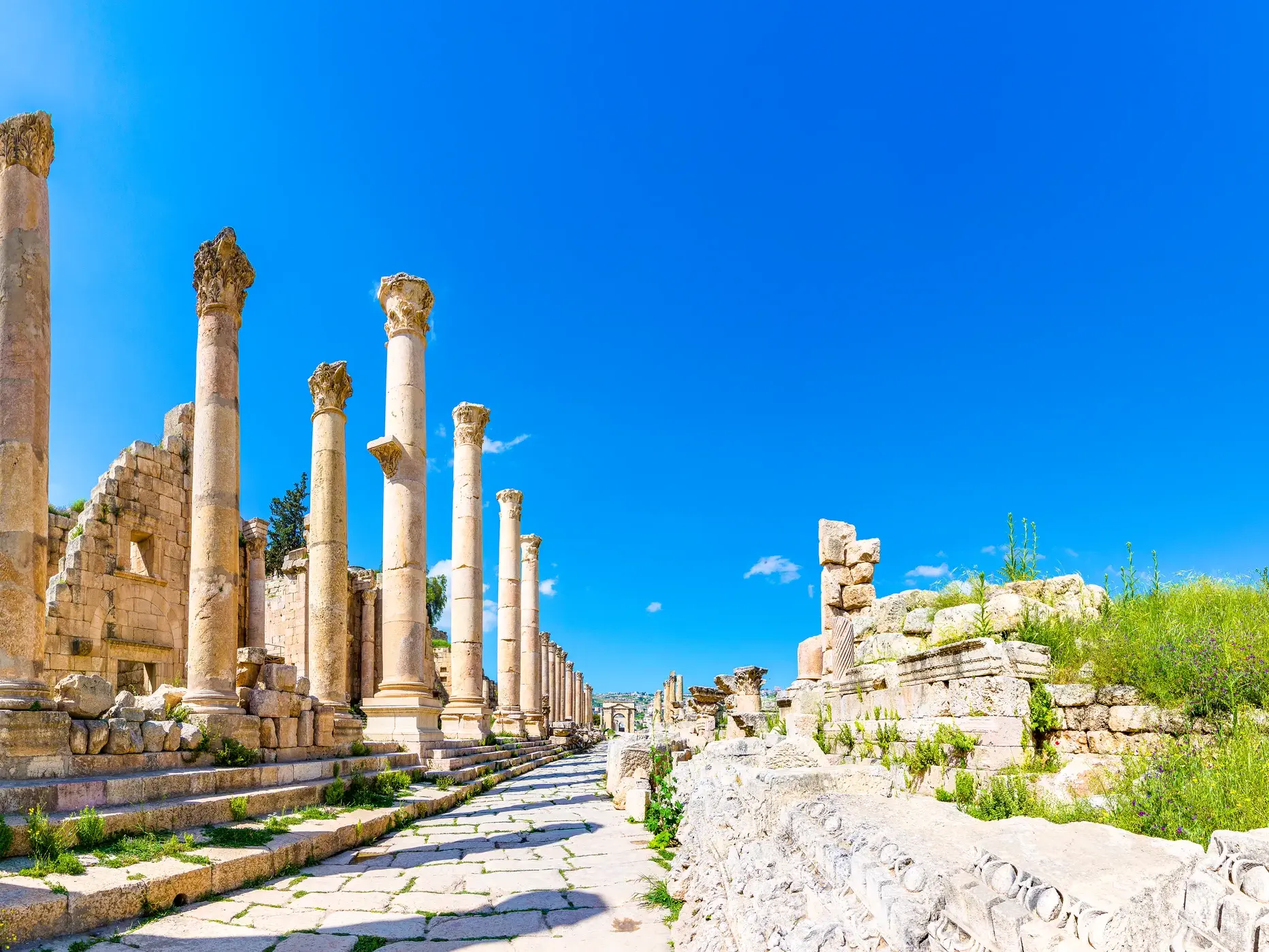 Die majestätische Säulenstraße der antiken Ruinenstadt Gerasa in Jordanien an einem sonnigen Tag der Studienreise.