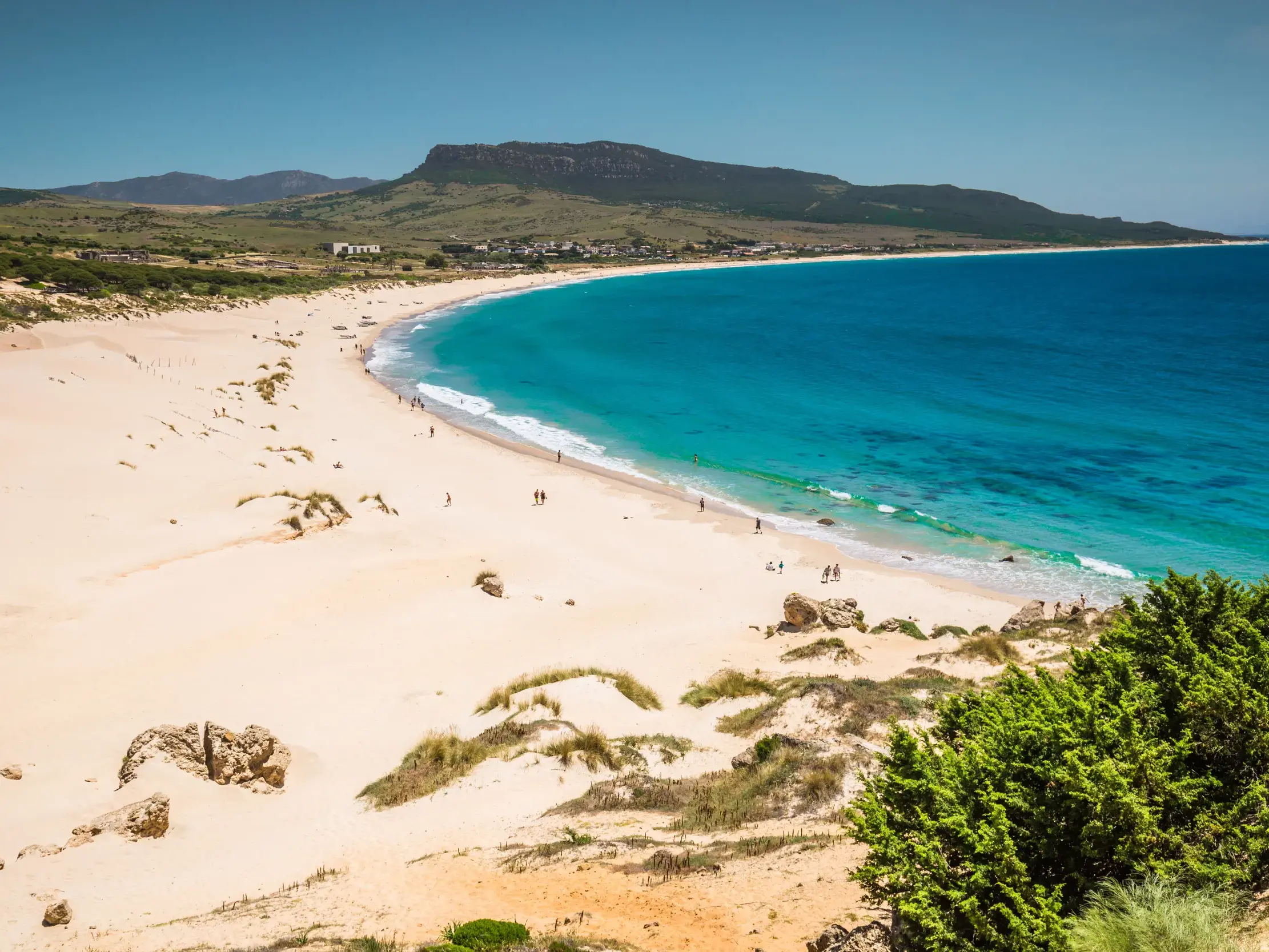 Panoramablick während einer Wanderung auf die Bucht von Bolonia mit ihrer großen Sanddüne und dem türkisblauen Atlantik.