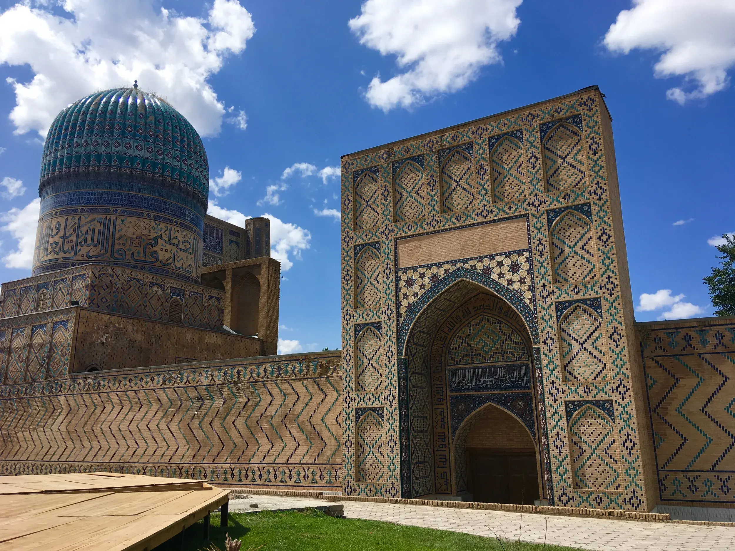 Prachtvolle Fassade und türkise Kuppel der Bibi-Khanum-Moschee in Samarkand, ein Highlight der Hauser Reise in Usbekistan.