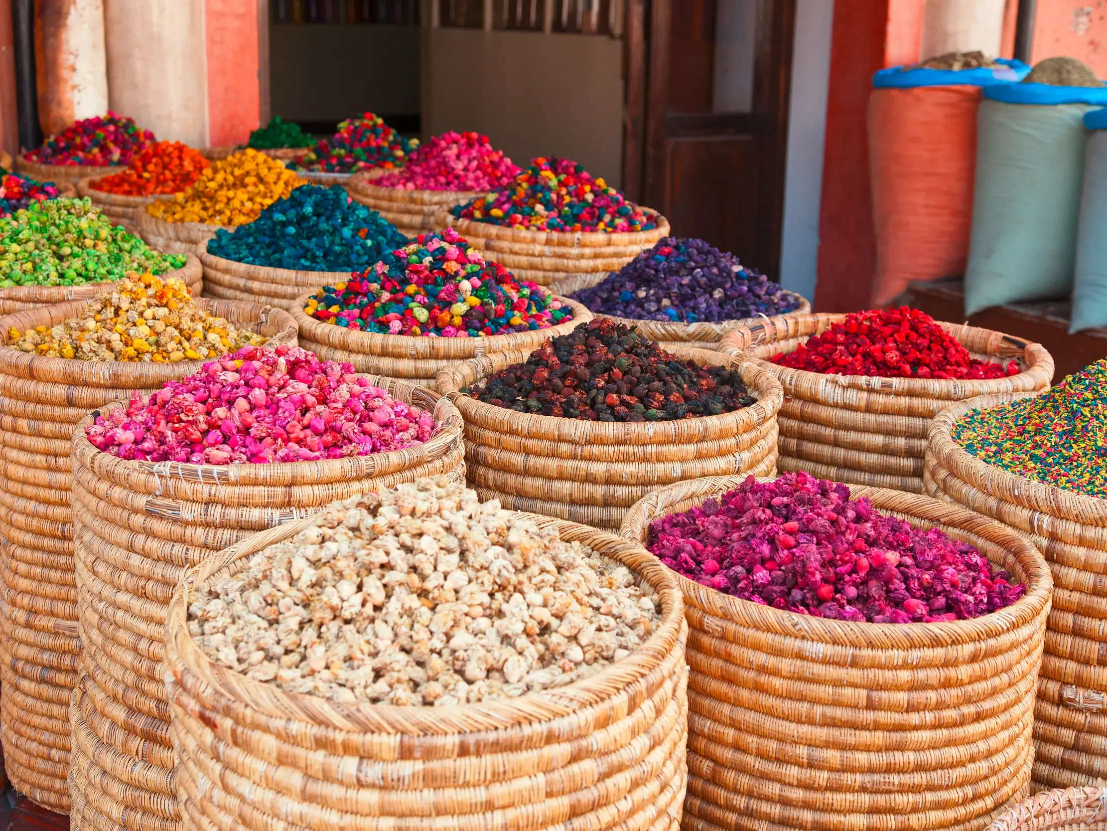 Zahlreiche geflochtene Körbe, gefüllt mit buntem Potpourri. Freuen Sie sich auf einen wahren Sinnesrausch in den Souks von Marrakesch.