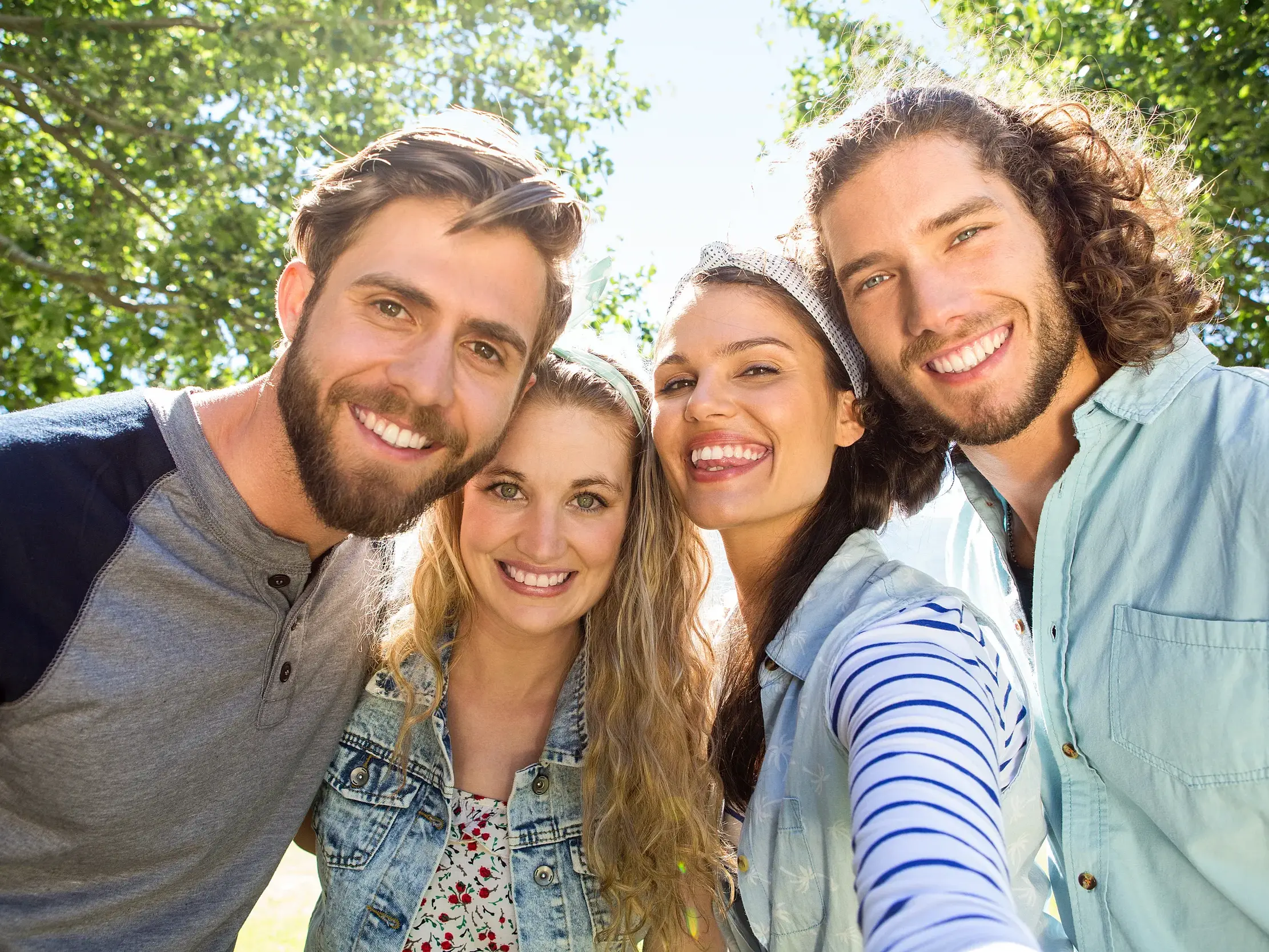 Vier lachende Reisende machen ein Gruppen-Selfie im Grünen auf ihrer Marco Polo Erlebnisreise auf Madeira.