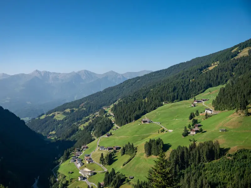 Sonnige Aussicht beim Bergwandern über das ursprüngliche Villgratental mit seinen Wäldern und Almen in Osttirol.