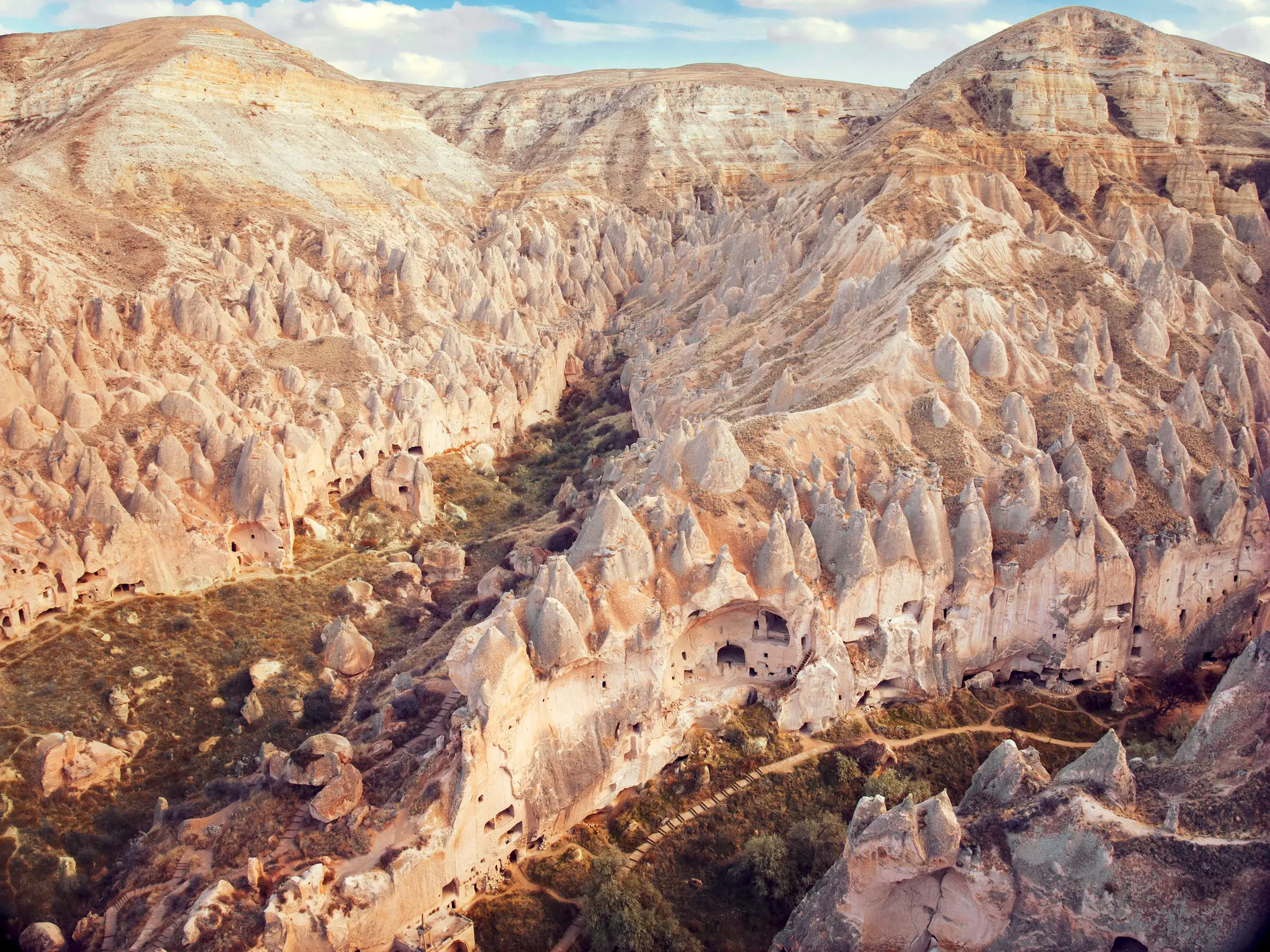 Märchenhafte Landschaft der Feenkamine und Felskirchen im UNESCO-Welterbe Göreme in Kappadokien aus der Vogelperspektive.
